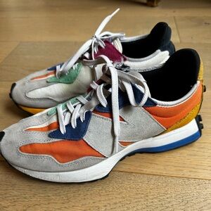 Ladies New Balance 327 Classic Sneakers in size 8.